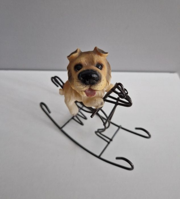 Figurka ozdobna pies na bujanym koniku