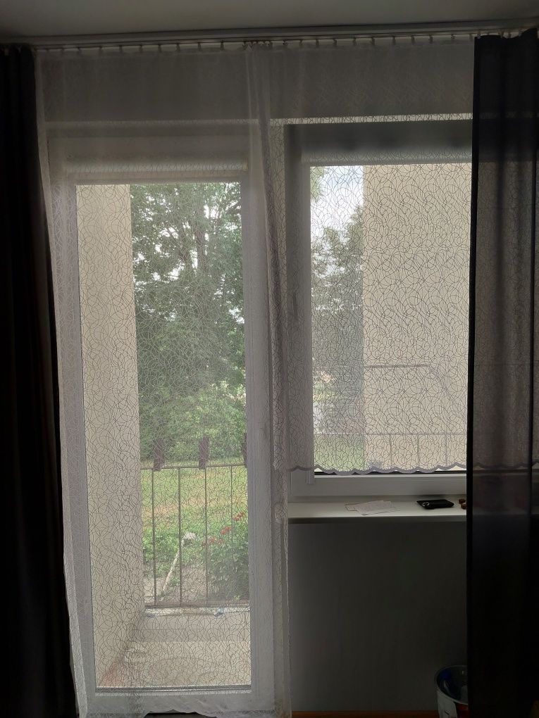 Okna z demontażu biale podwojne i parapety białe