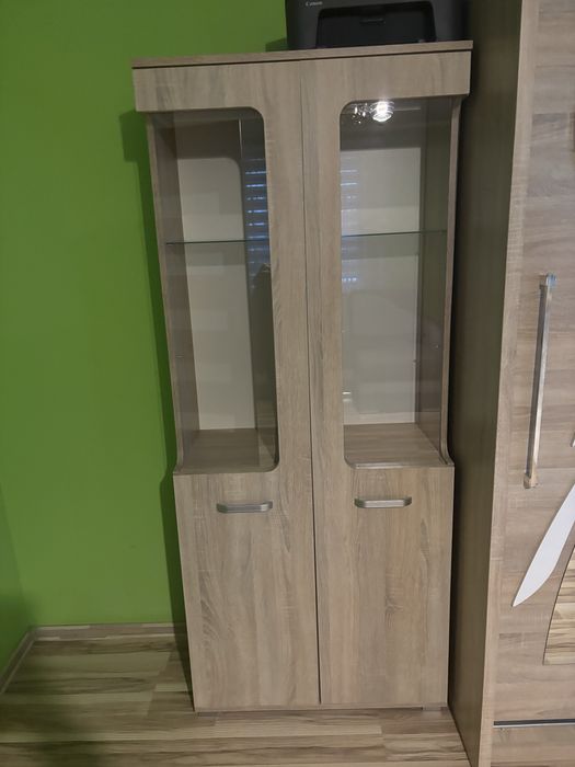Sprzedam witrynę z przeszklonymi drzwiami w jasnym drewnopodobnym