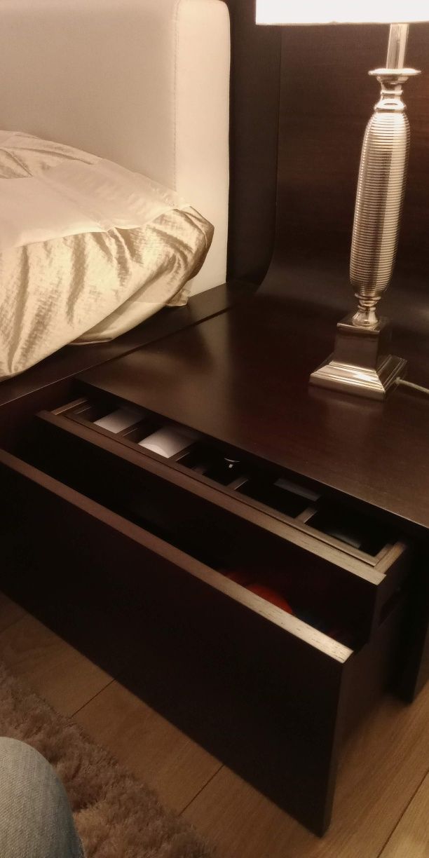 Cama de casal e mesas de cabeceira