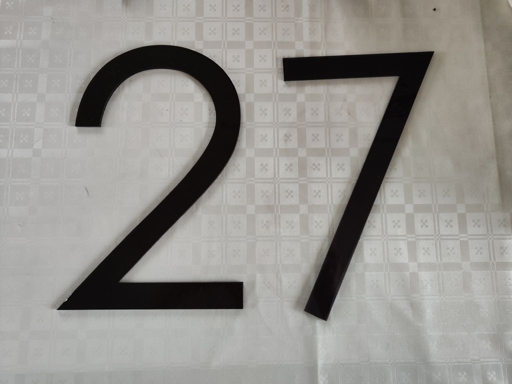 Cyferki, cyfry na dom 2 i 7.