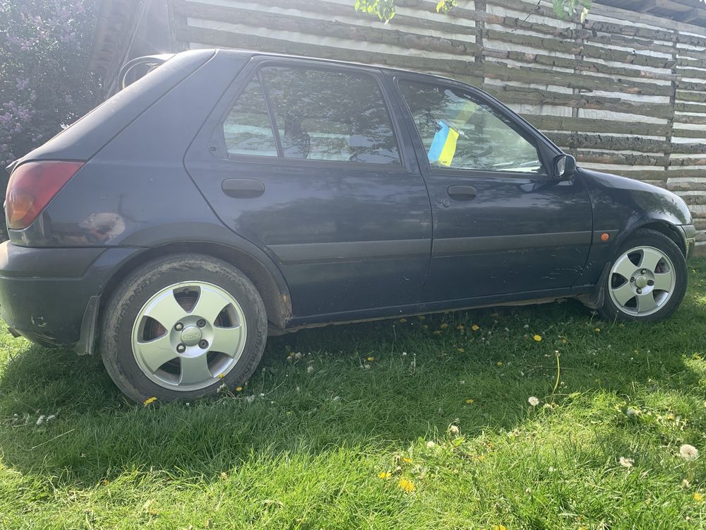 Продам машину Ford Fiesta 2000