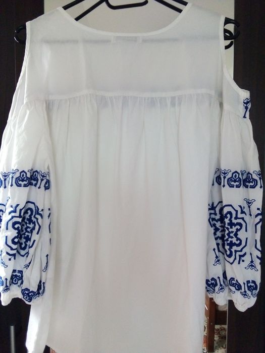 Bluzka w stylu boho haftowana biała odkryte ramiona Reserved. Rozm. 36