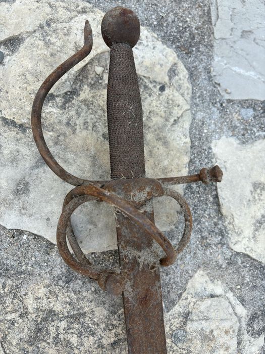 Espada (por limpar, ferrugem)