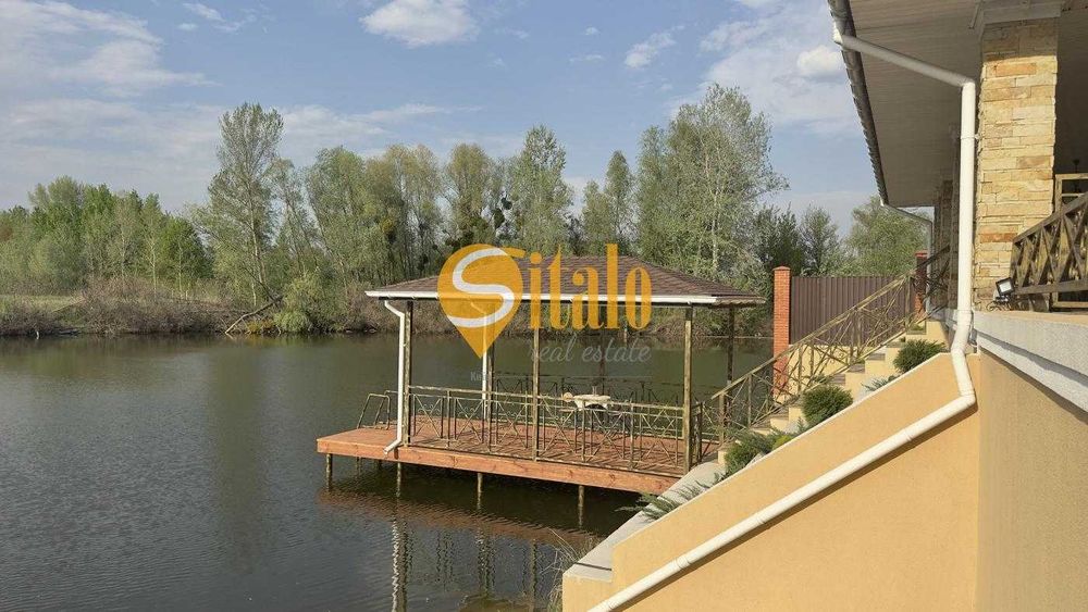 Продається будинок з виходом на воду в закритому містечку на Осокорках