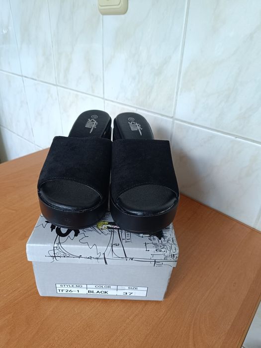 Босоніжки -шльопанці