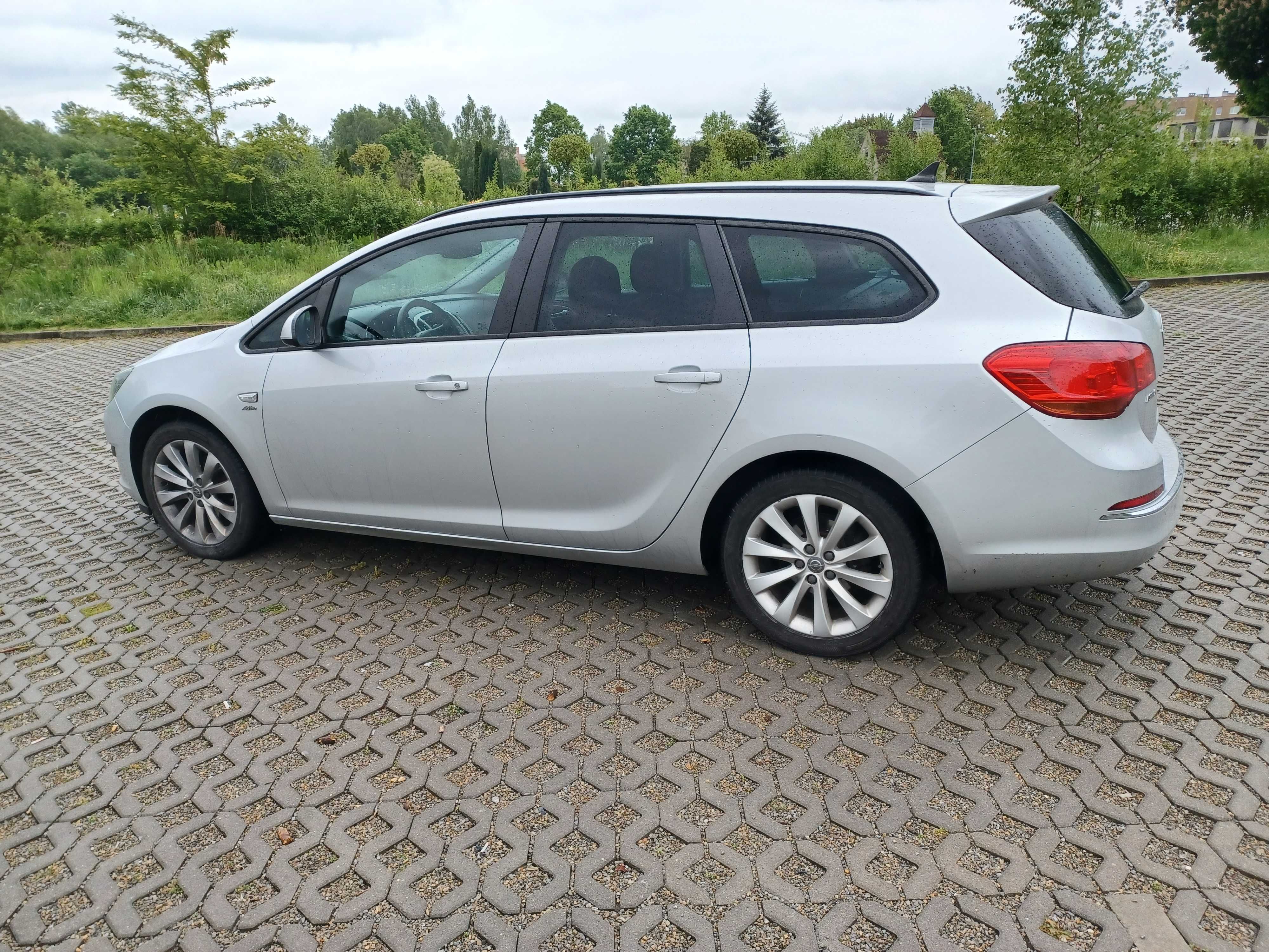 Opel Astra / GAZ / NAVI / PDC przód - tył / Klimatyzacja dwustrefowa