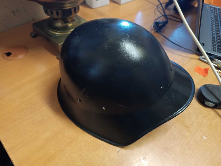 Sprzedam stary hełm wojskowy czarny metal.