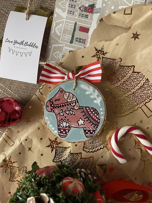 Ялинкова прикраса ручної роботи з символом 2026 року