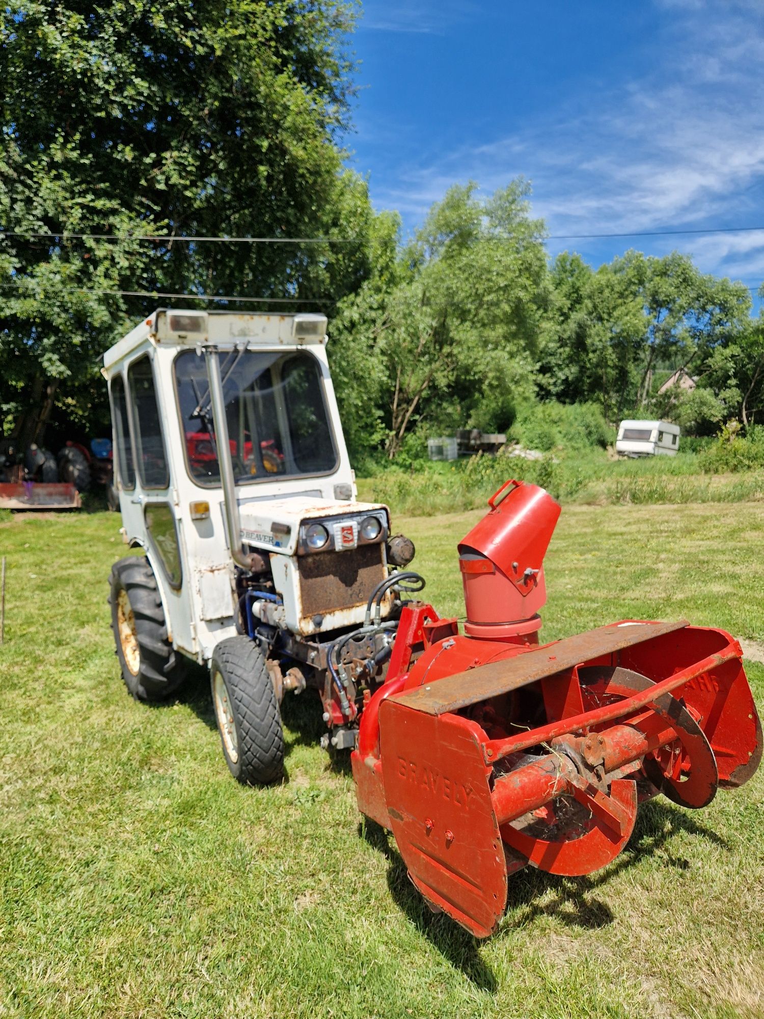 Traktorek, traktor  Mitsubishi 4x4 z pługiem wirnikowym.