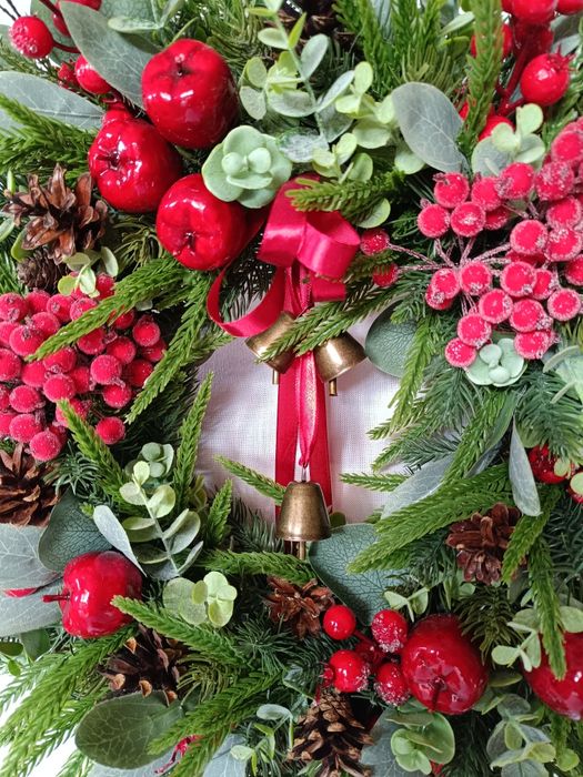 Zimowy wianek na drzwi, głóg, oszroniona jarzębina, dzwonki, jabłka