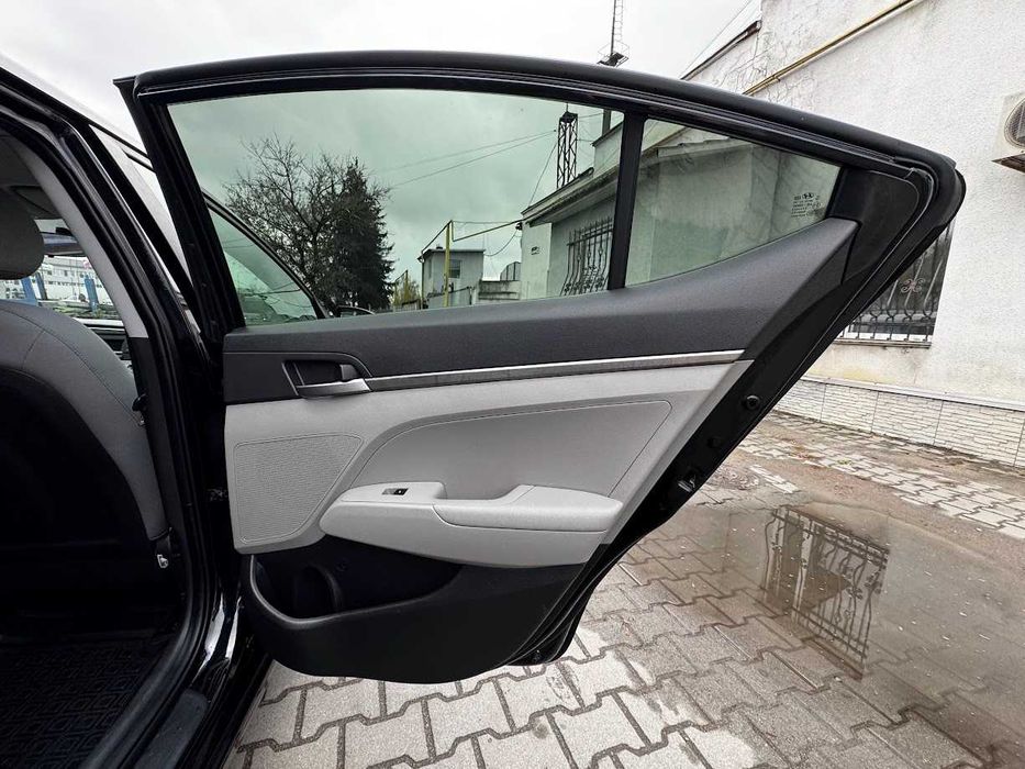 Hyundai Elantra 2.0 AT 2016 газ/бензин, автомат — без вкладень