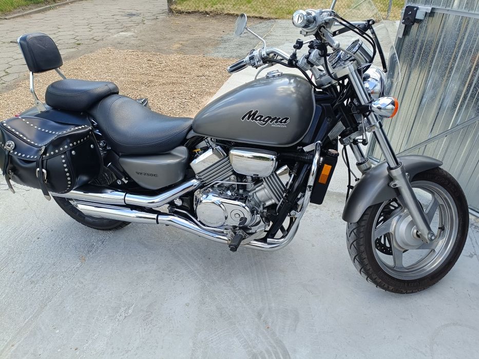 Motocykl Honda Magna 750