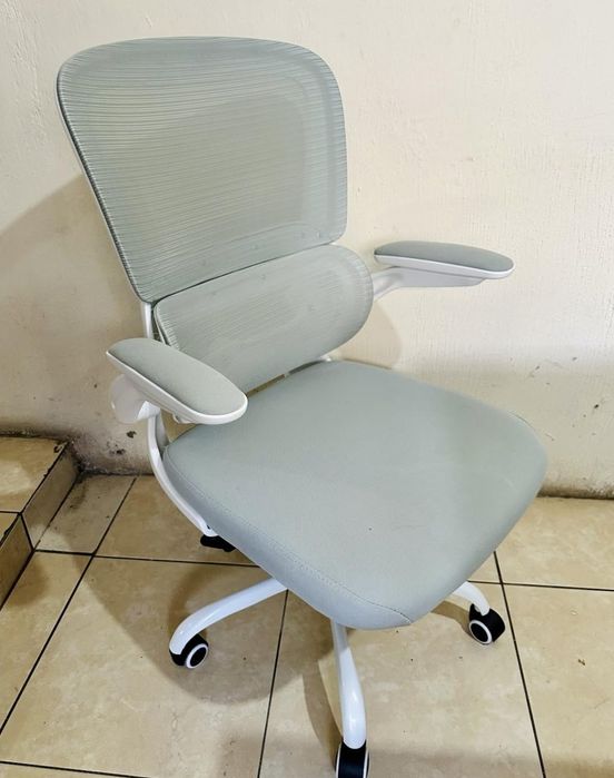 Ergonomiczne krzesło biurowe TRALT – kolor biały, regulowane oparcie