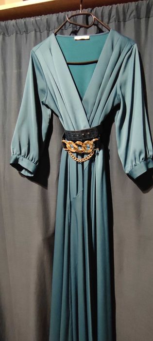 Turkusowa sukienka długa asymetryczna