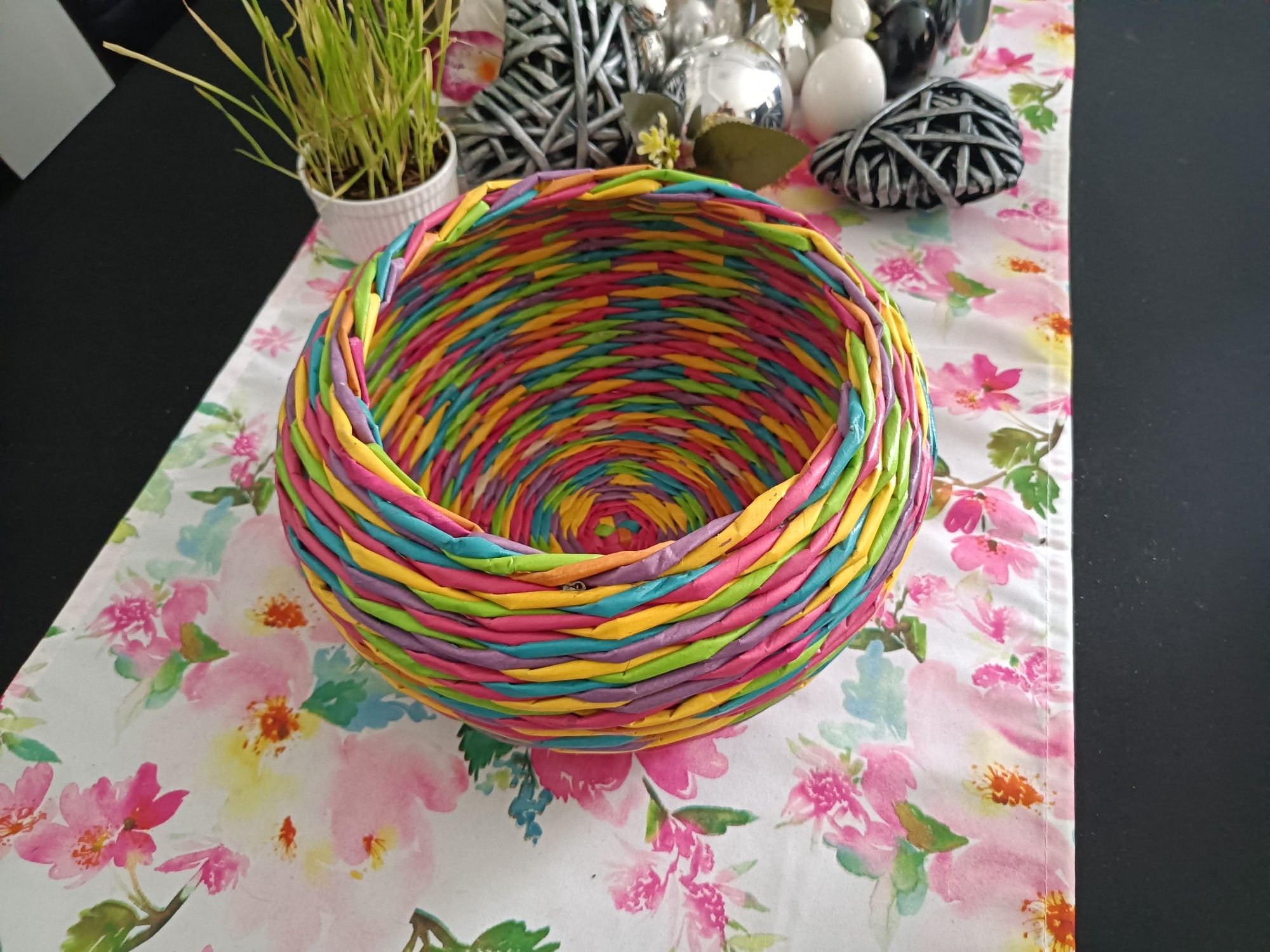 Kolorowy koszyczek z papierowej wikliny