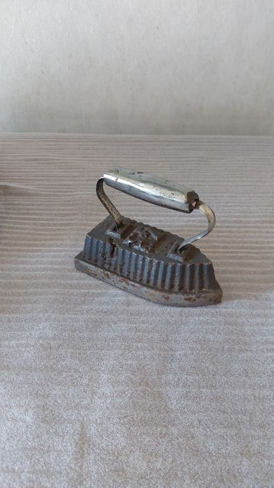 Чугунный утюг, праска "Красный литейщик" 4,5 кг.