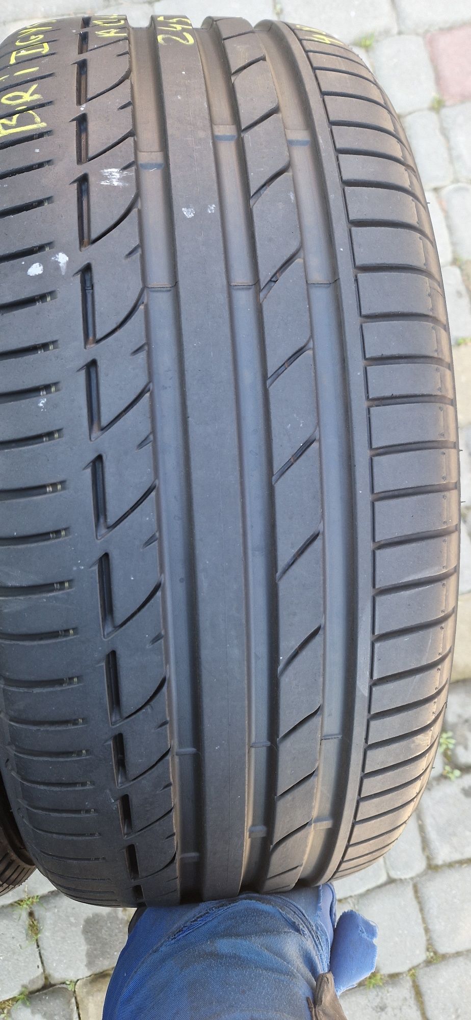 245 40 20 шини Bridgestone 2шт.