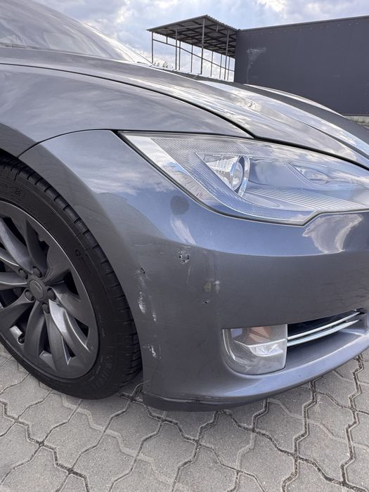 Tesla model S P85