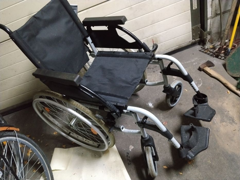 Wózek inwalidzki Breezy pełne koła lekki