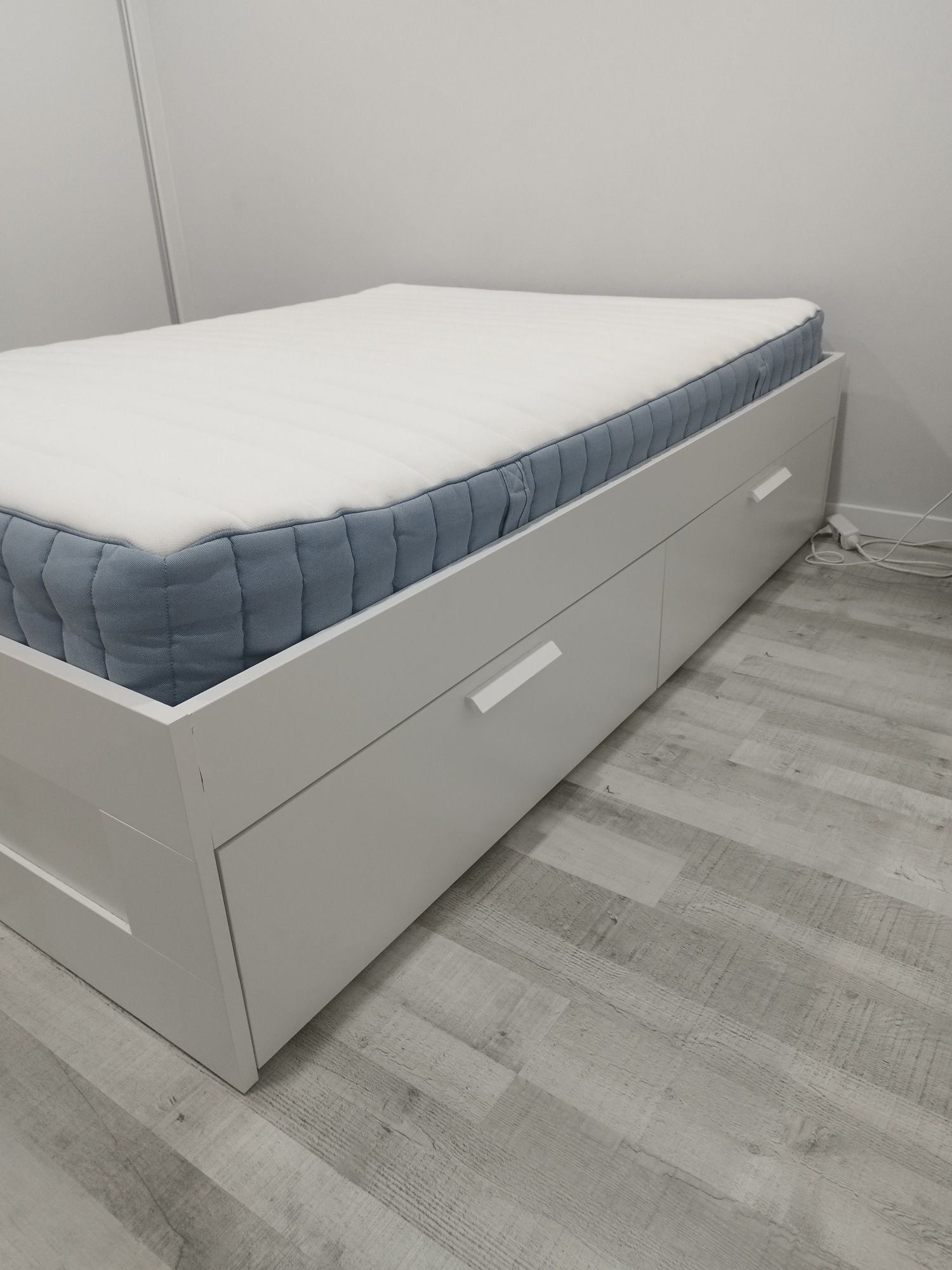 Cama com colchão 160x200 e quatro gavetas