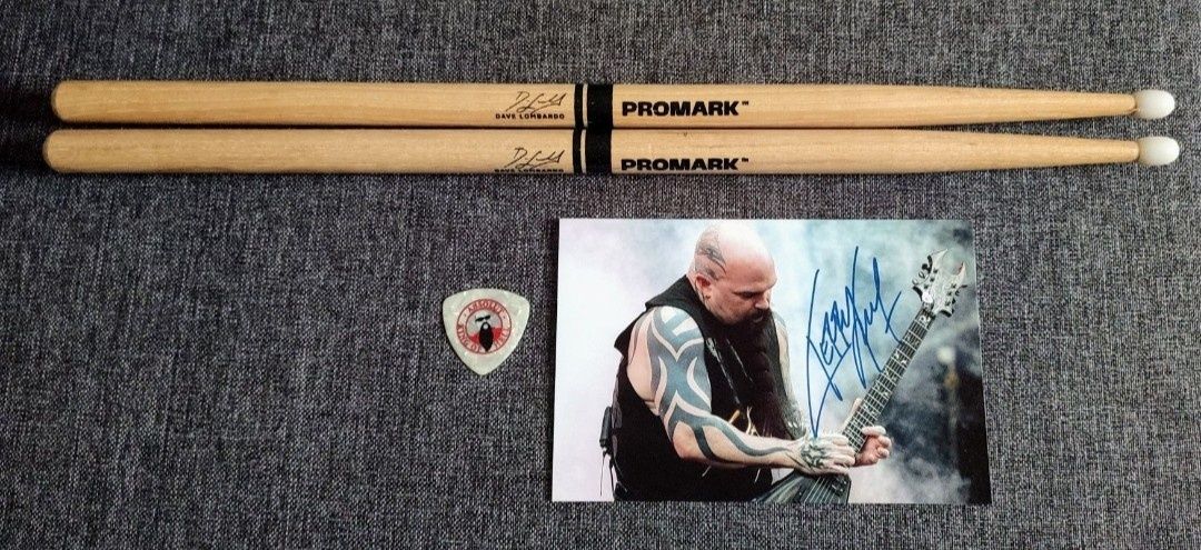Автограф, медиатор и барабанные палочки с концерта Slayer.