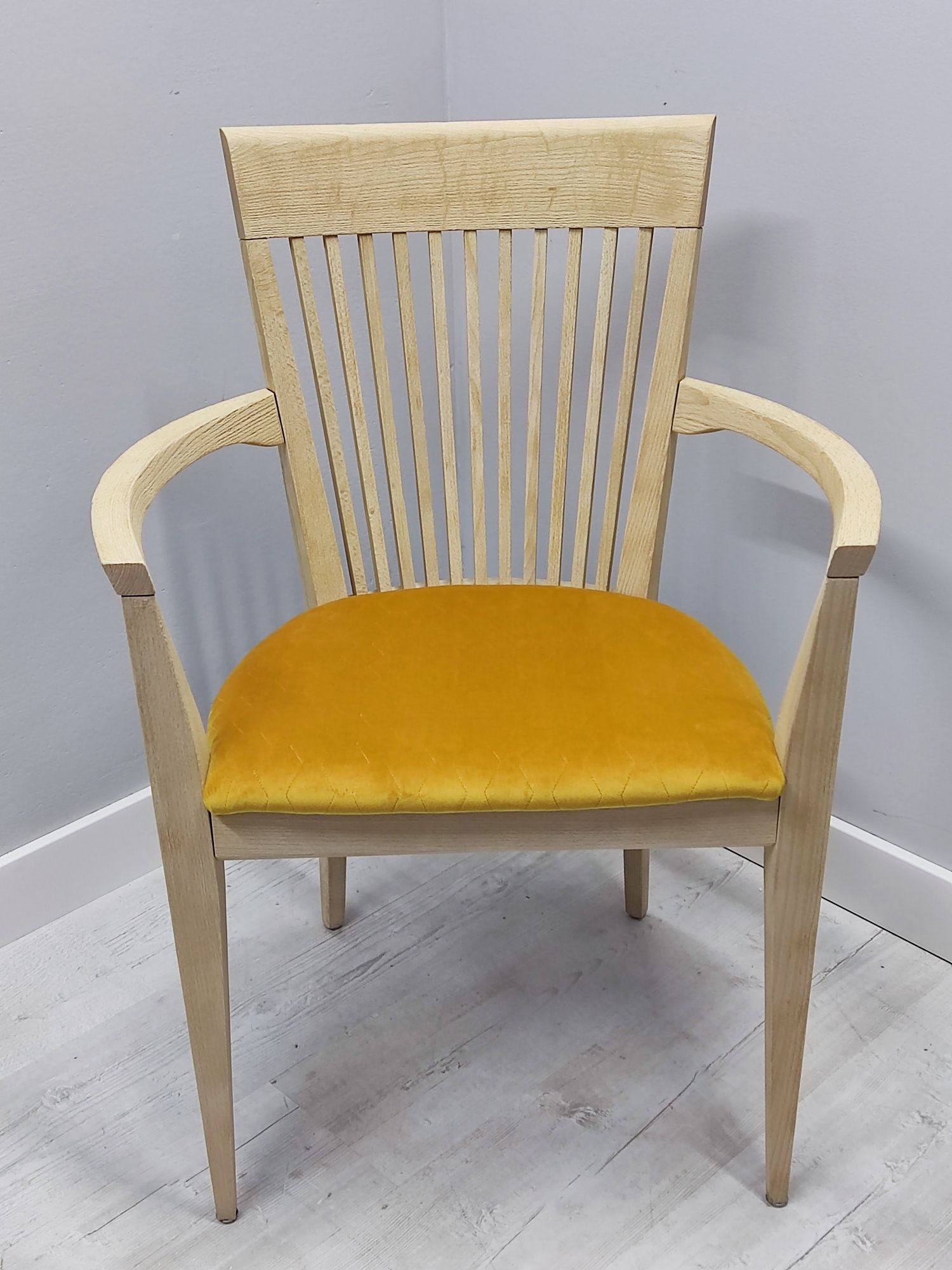 Drewniane krzesło z podłokietnikiem Fameg dostępne 40szt.