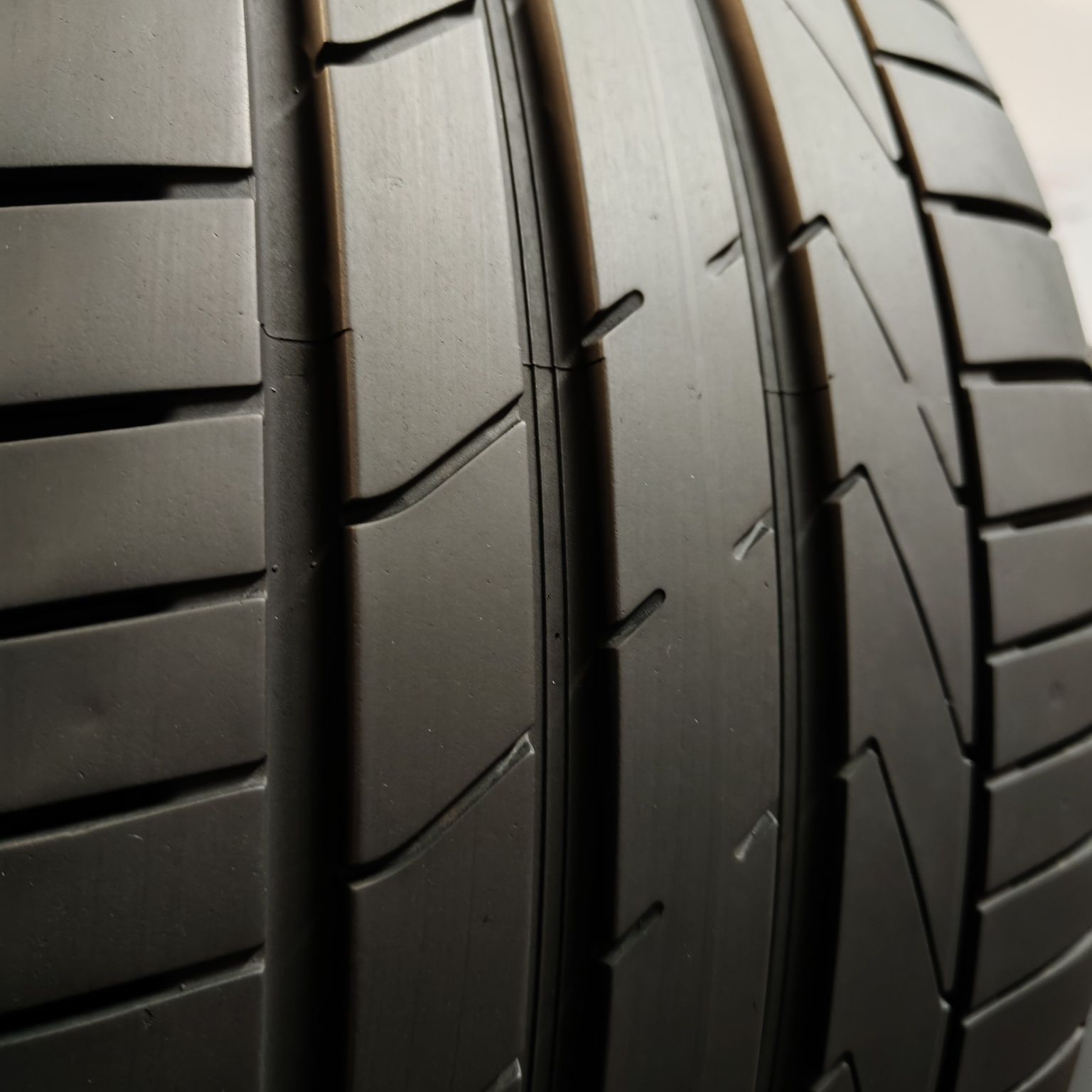 255/35/19 XL Sprzedam parę opon letnich Hankook