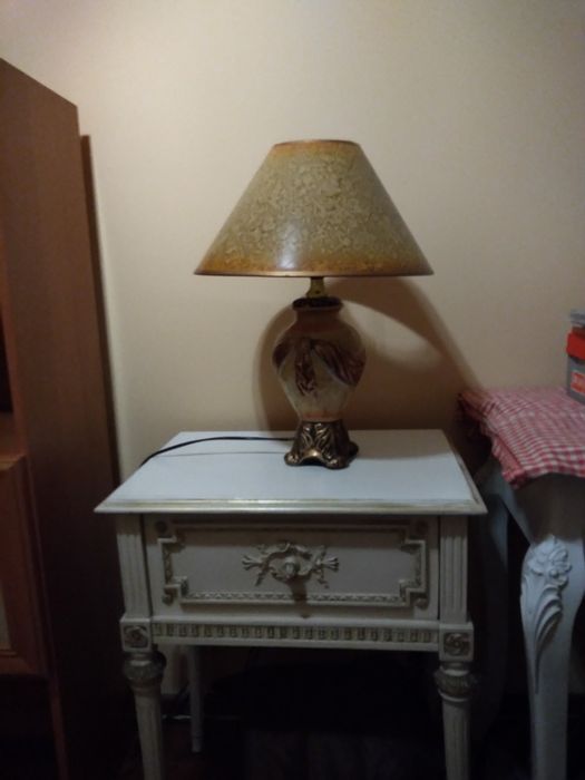 Piękna lampa na komodę do salonu