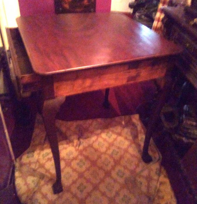 Mesa antiga em mogno (possiv), comp 62cm x 62cm x alt 73,5 cm.