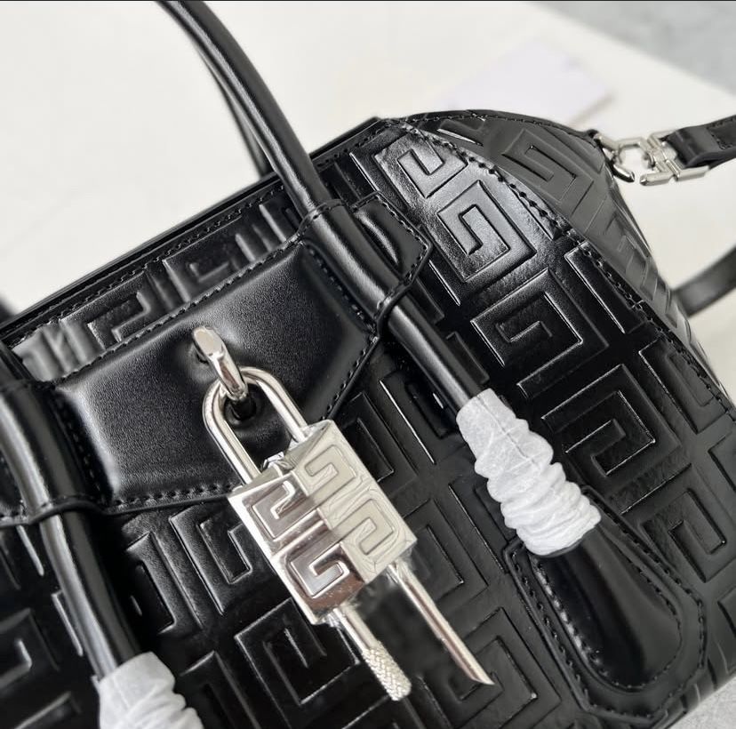 Czarna torebka firmy Givenchy