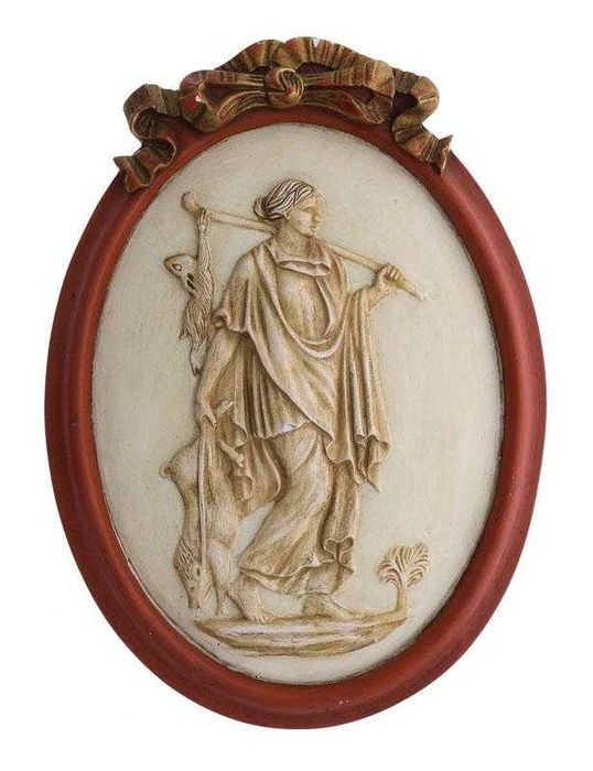 Placa em baixo relevo - Figura feminina “Caçadora”
