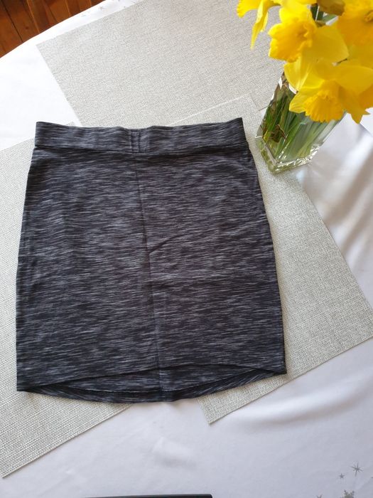 Spódniczka , krótka, asymetryczna, kolor czarny melanż , H&M , roz S