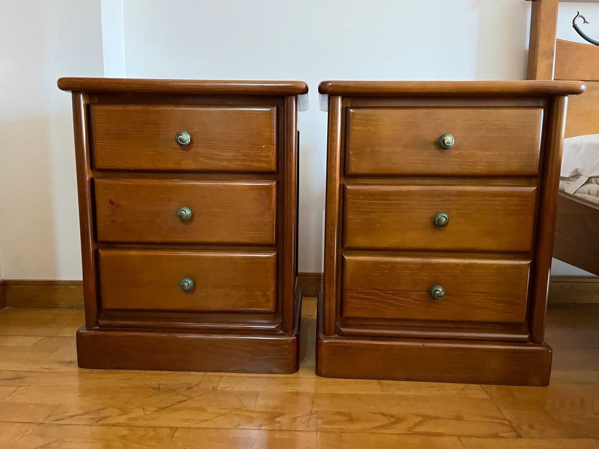 Quarto casal em madeira maciça, completo.