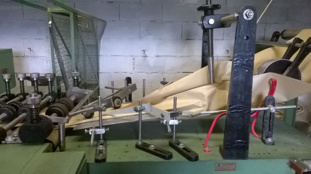 Máquina para fabricar saquetas de papel