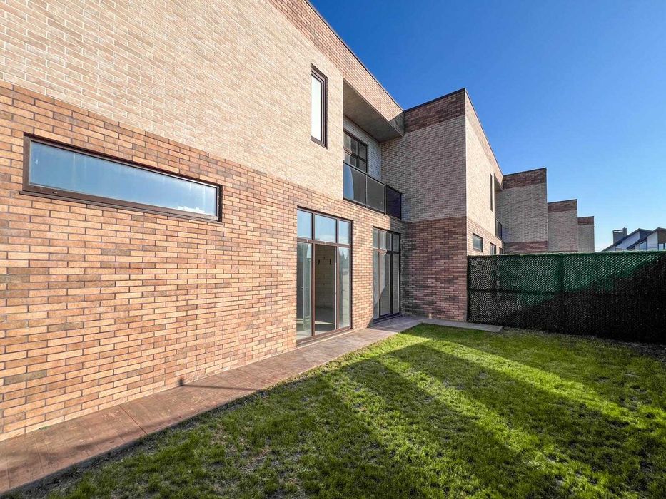 Готовий таунхаус з гаражем. КМ Балатон. Є-оселя. Є-відновлення.