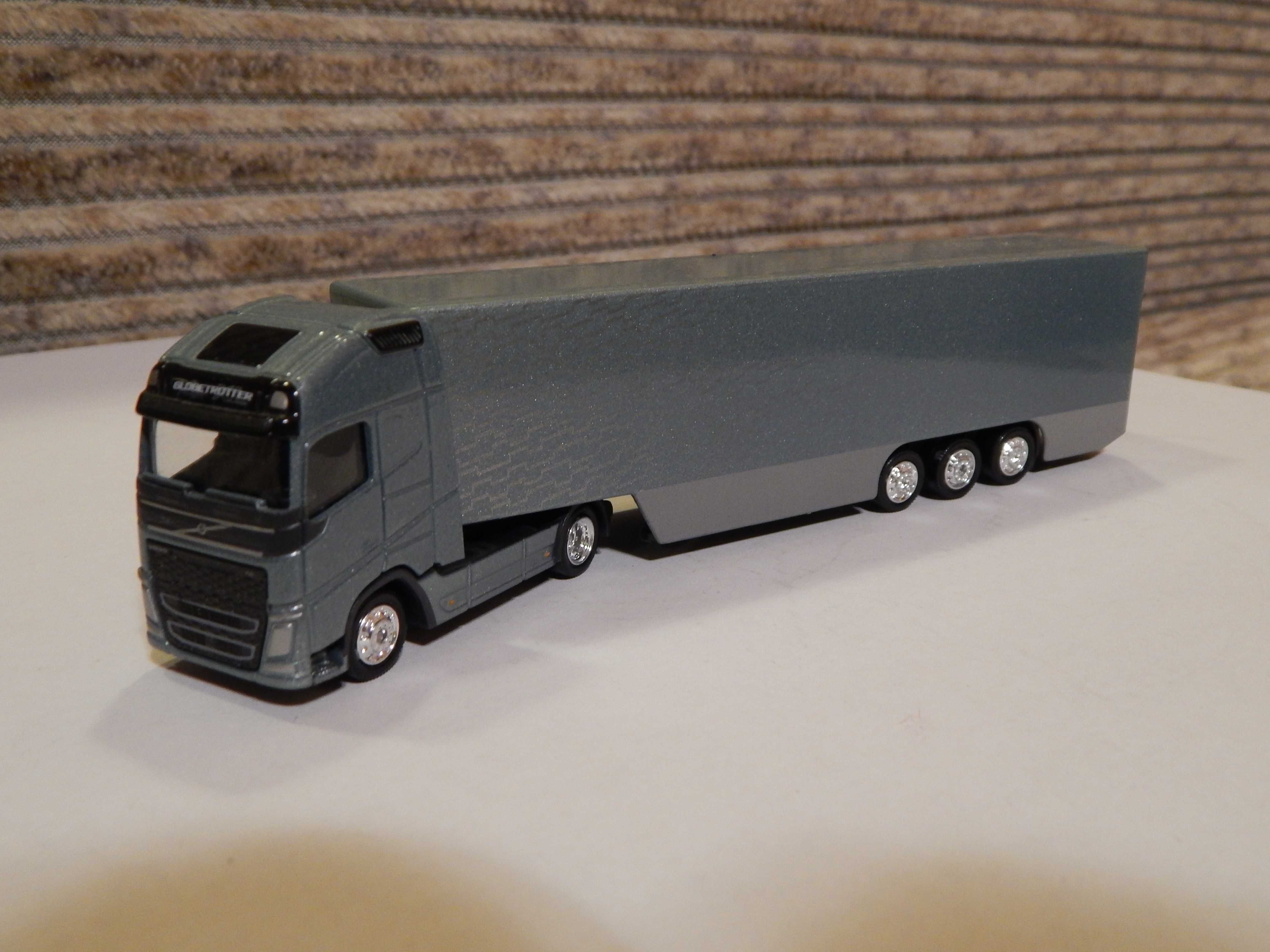 Modelik kolekcjonerski Volvo FH Globetrotter z naczepą w skali 1:87