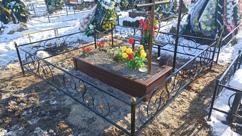Оградка на кладбище столик лавочка