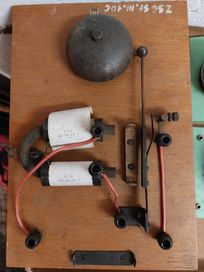 Dzwonek elektryczny PRL retro pracownia fizyczna