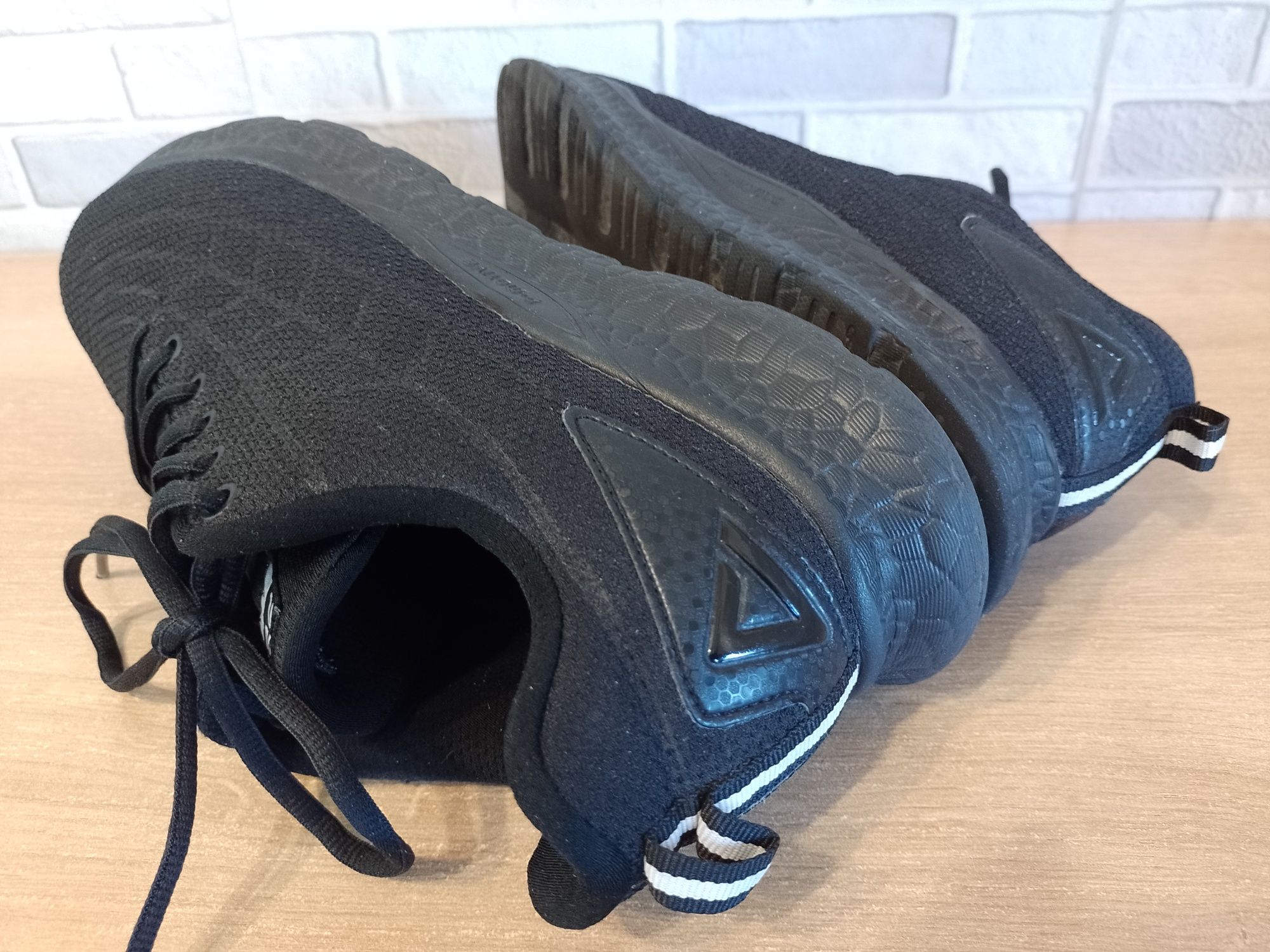 Кросівки чорні PEAK 42 розмір