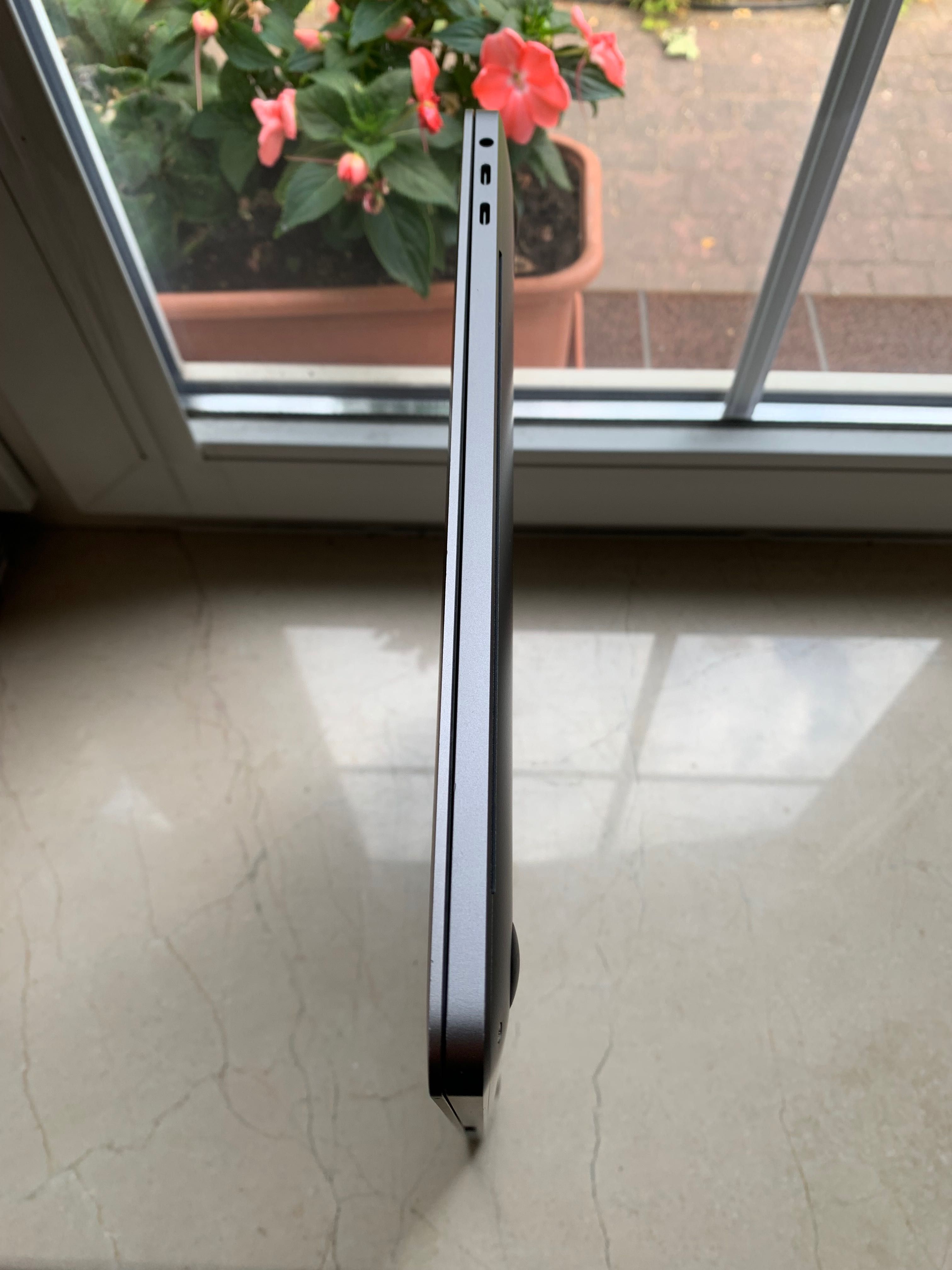 MacBook Pro 16” A2141 | 2019 – i7 / 32 GB / 500 GB SSD – uszk matryca