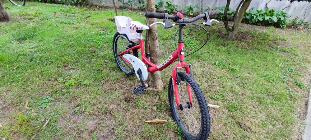 Bicicleta de criança vermelha.