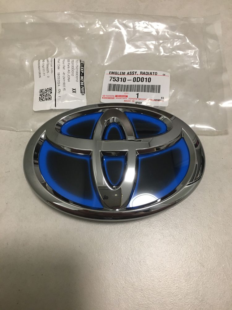 Emblemat znaczek przód toyota yaris IV cross nowy