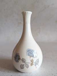 Uroczy wazonik porcelana angielska Wedgwood 
Bone China.
Wysokość 13.5