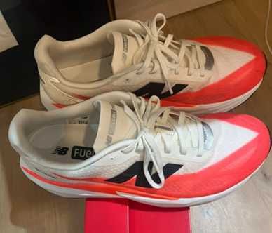 Ténis New Balance FuelCell Rebel v5 Branco Vermelho AW25