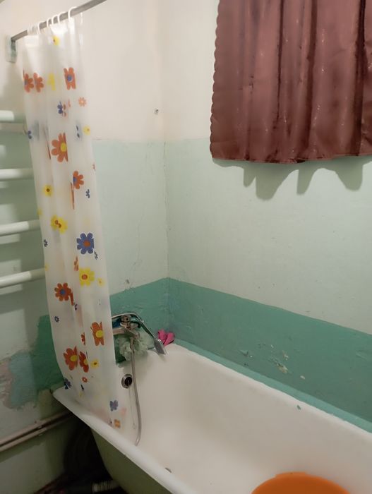 Здається 3 кімнатна! Центр!