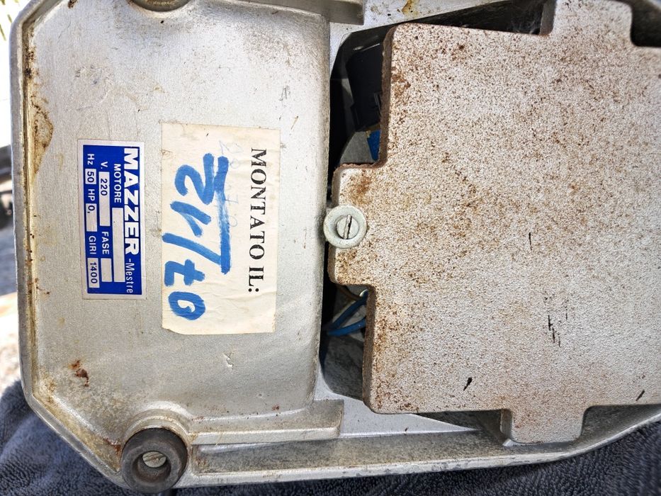 Продам кавомашину одногрупна.  В подарунок кавомолка mazer