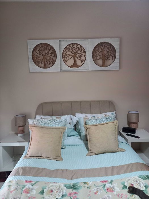 Cama, mesas cabeceira e cómoda