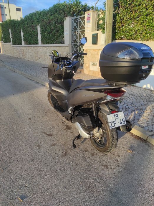 HONDA PCX 125 
HH10/2019 com 39500km 
Pneus novos 
Top case givi
Visei