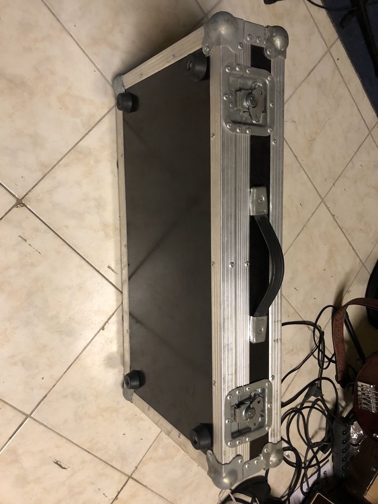 Pedalboard, case, skrzynia 70x30x10, 4 motyle, narożniki kulowe, rzep